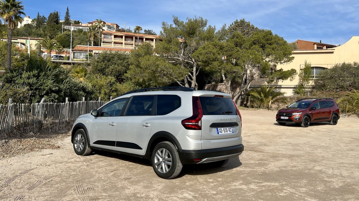 Das silberne Auto im Vordergrund hat den Eco-G genannten Antrieb mit LPG-Tanks an Bord.