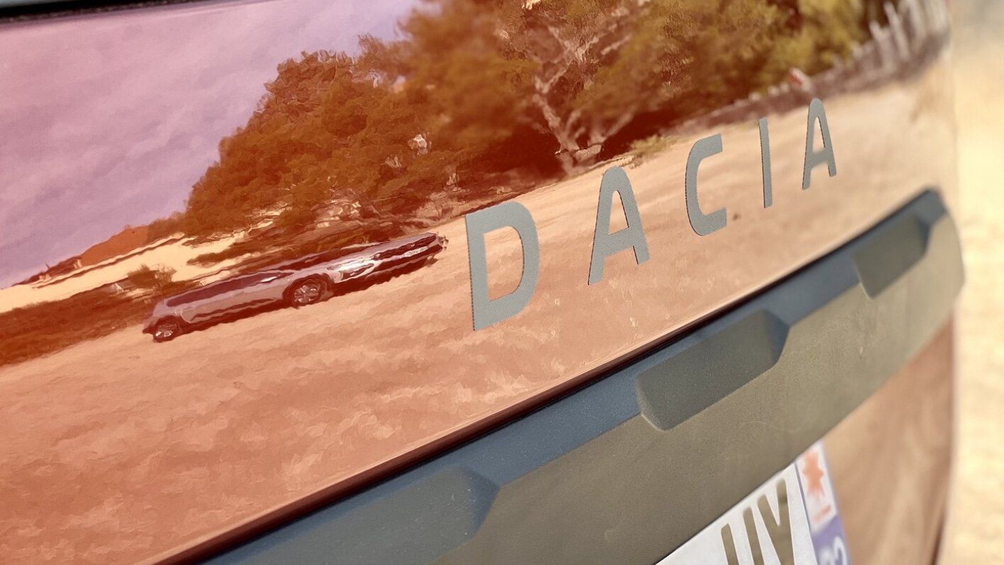 Marken- und Modellschriftzug sind als Folie auf den Lack geklebt. Warum auch nicht?