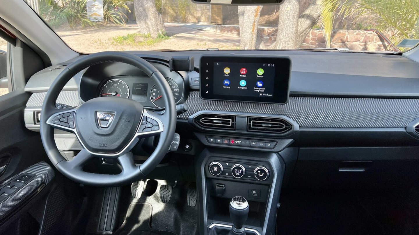 Das Cockpit im Dacia Jogger ist aus dem Sandero bekannt.