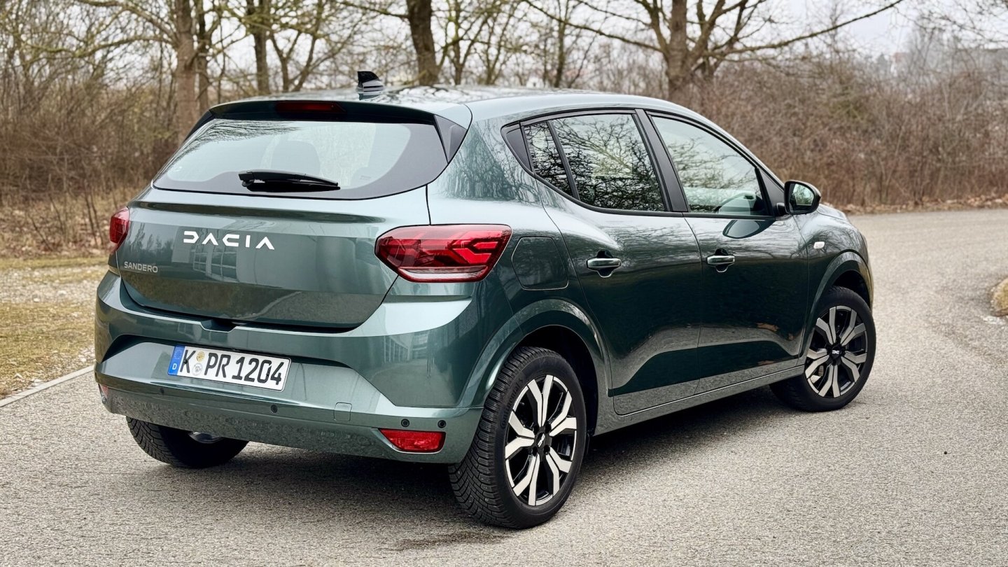 Der Testwagen kostet, inklusive der Metalliclackierung in Zeder-Grün, 17.100 Euro.