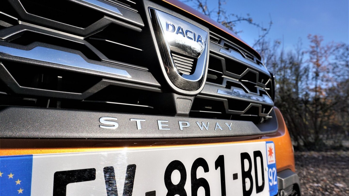 Der Dacia Sandero Stepway trägt seinen Namen im Kühlergrill.