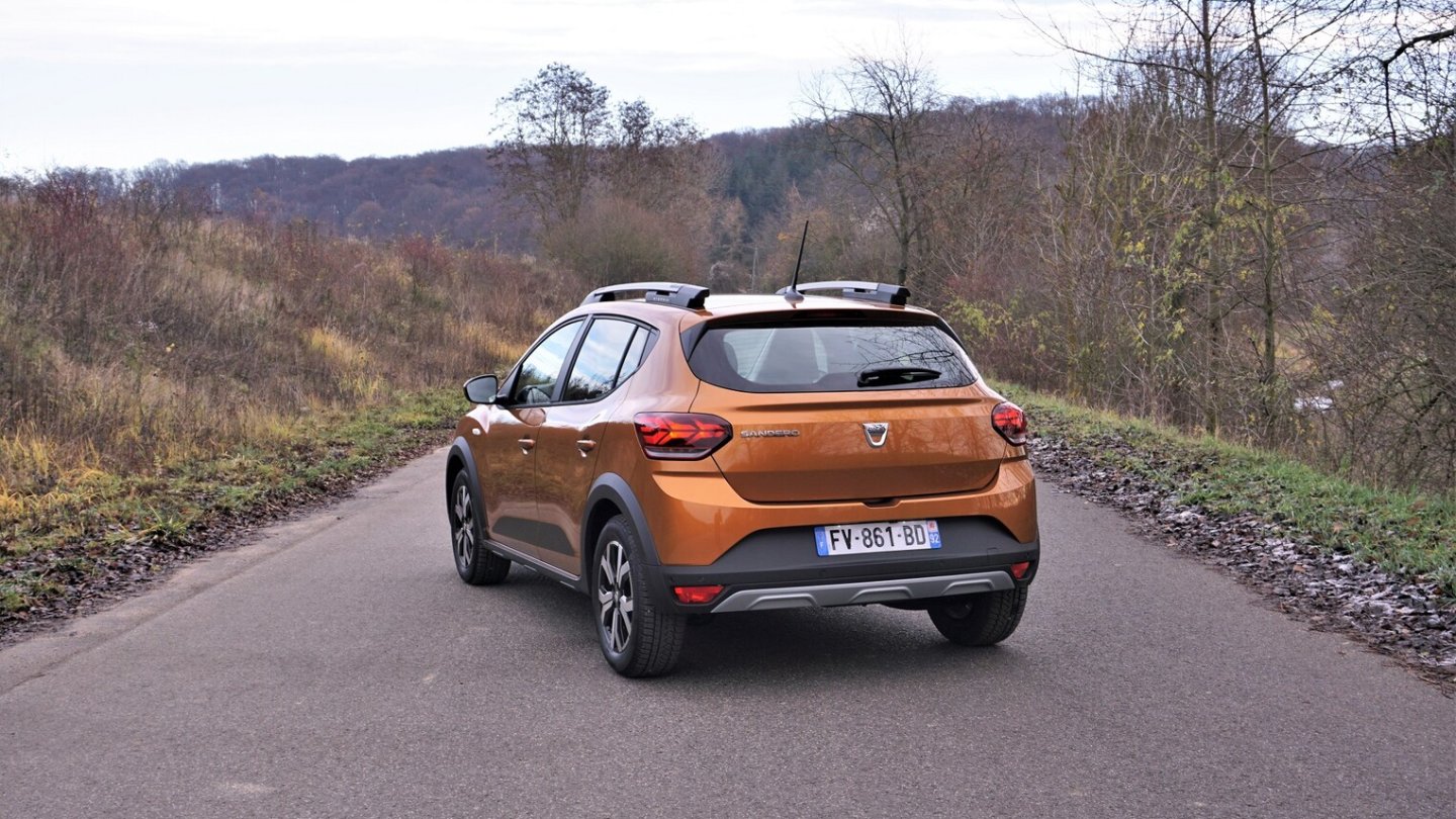 Vor allem am Heck erinnert der neue Sandero an den Konzernbruder Renault Clio.