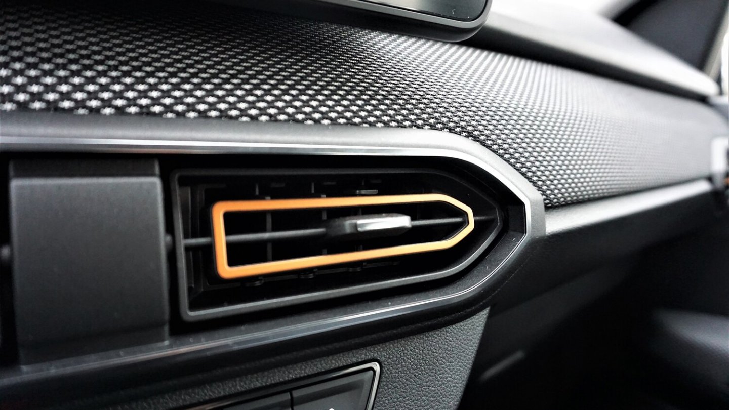 Farbige Akzente und Stoff rüschen den Innenraum auf.