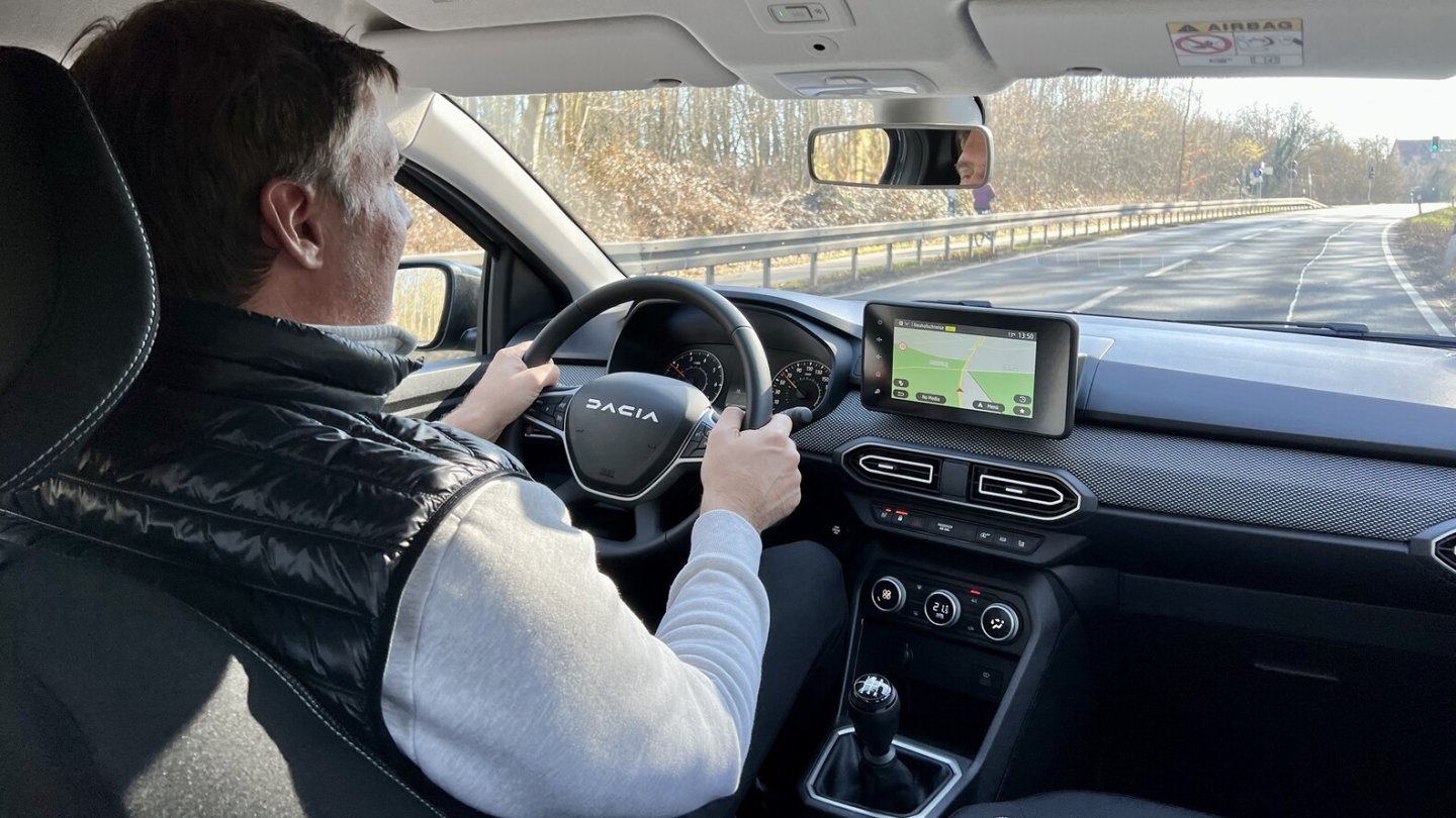 Der Dacia Sandero hat eine sehr schluckfreudige Federung. Nur der Fahrersitz ist nicht sehr bequem.