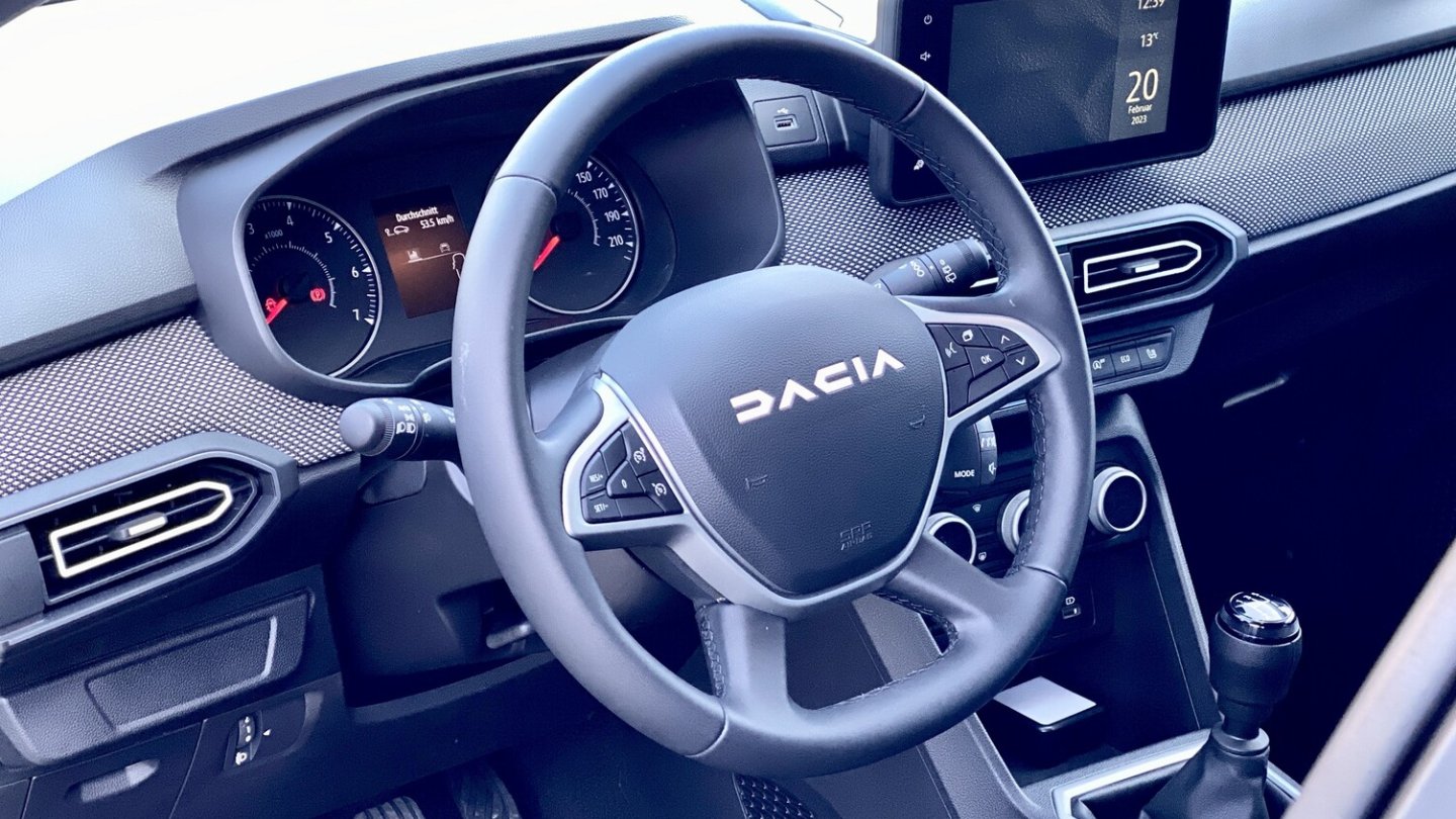 Die Rundinstrumente hinter dem Lenkrad sind hervorragend ablesbar.