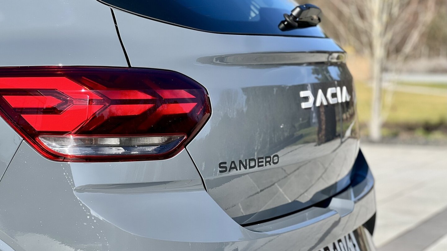 Aufkleber statt Chrombuchstaben für den Modellschriftzug am Heck.