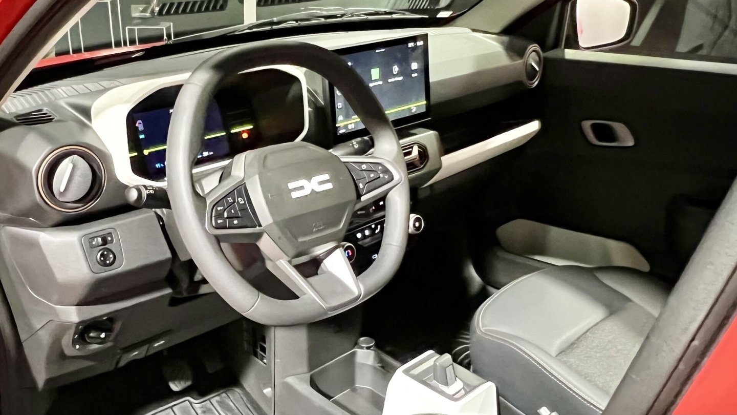 Das Cockpit des Dacia Spring wurde mit der letzten Überarbeitung modernisiert.