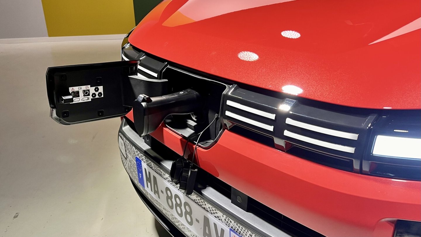 Als Option gibt es einen V2L-Adapter, um andere Verbraucher mit Strom zu versorgen.