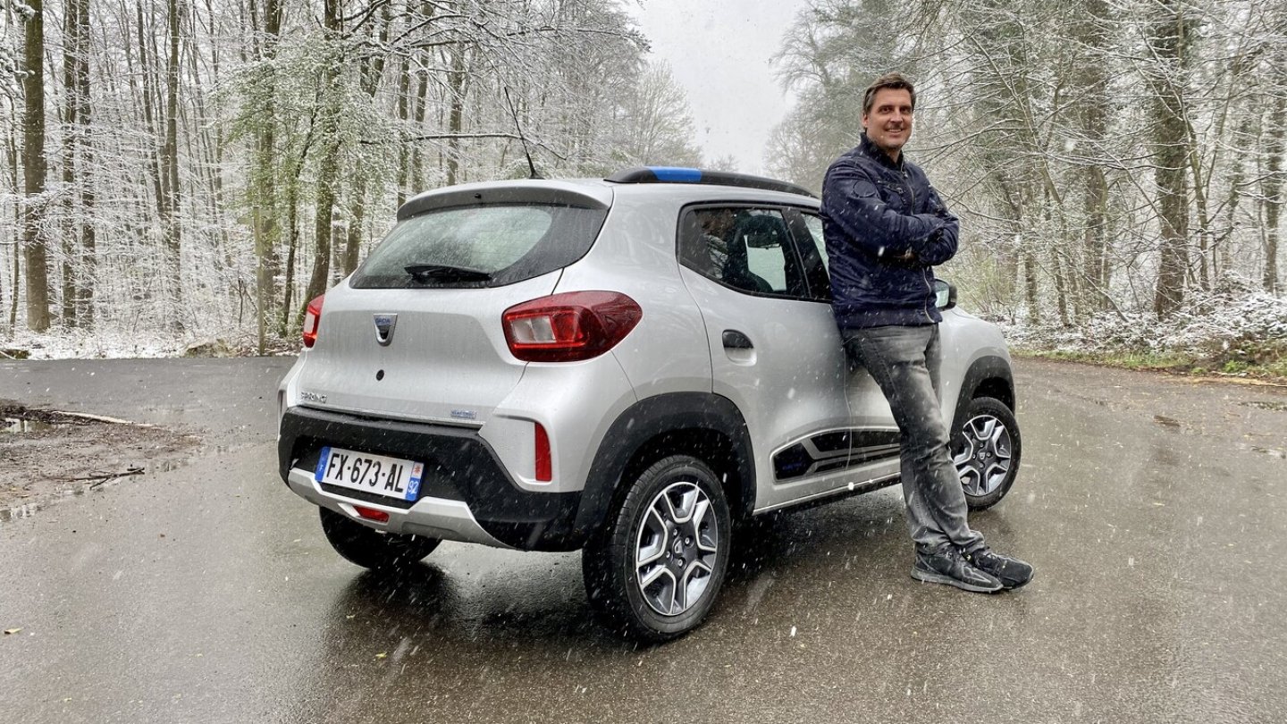 Licht und Schatten am und im Auto. Schneeflocken drumherum.