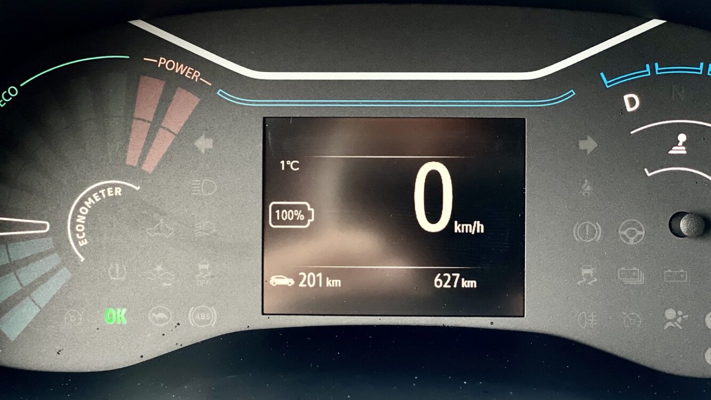 Reduzierte Anzeigen im teildigitalen Kombiinstrument.