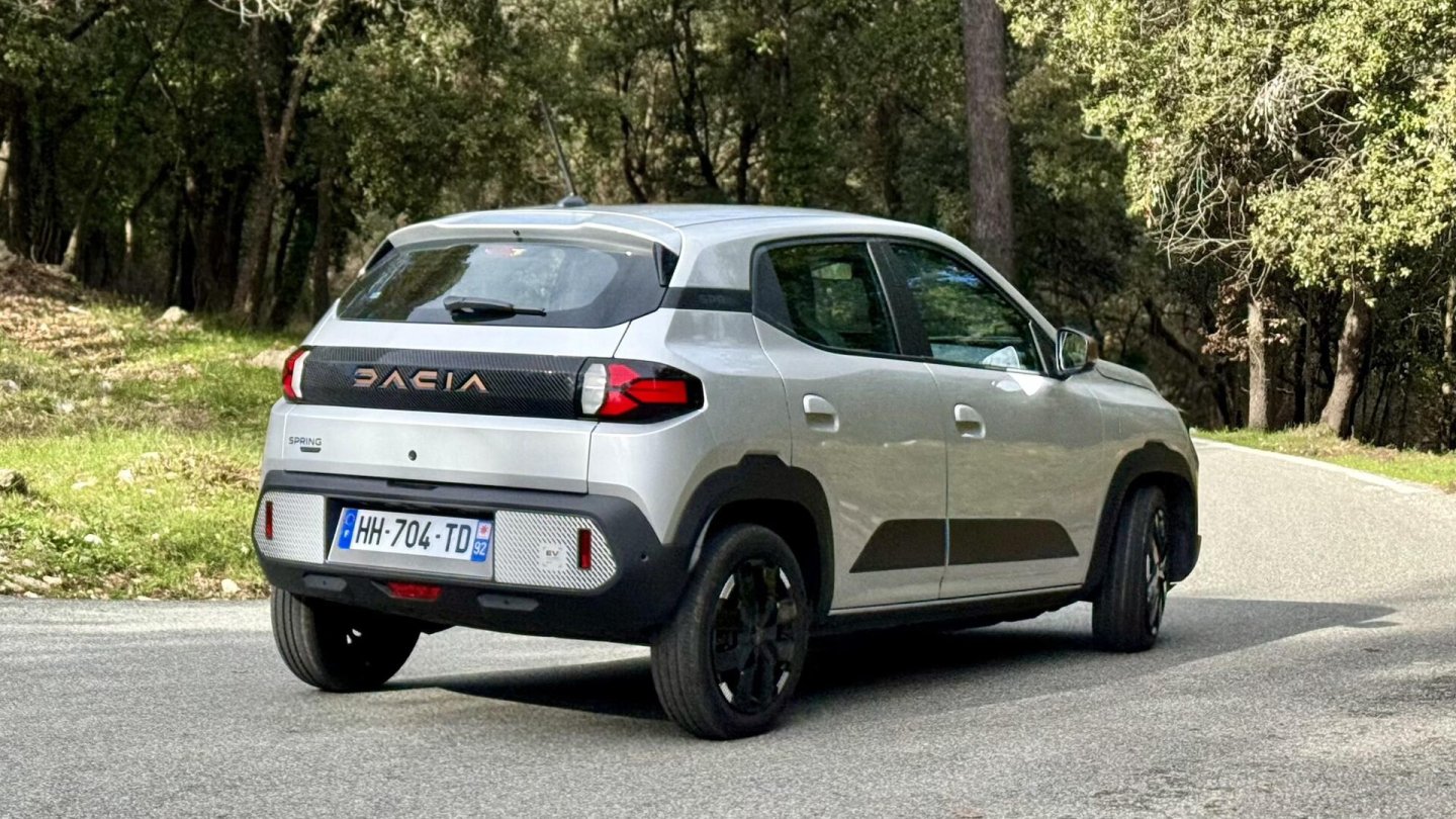 Zumindest auf trockener Straße kann man mit dem erstarkten Dacia Spring jetzt auch Kurven räubern.