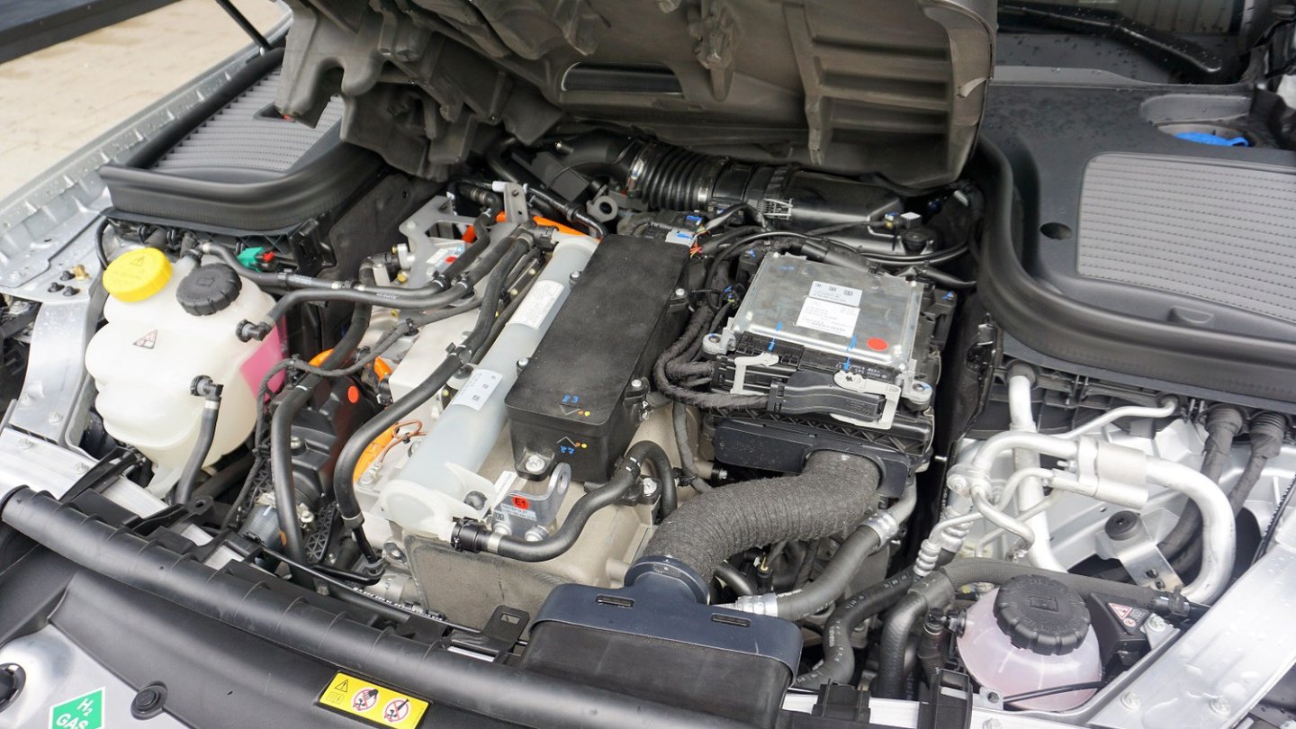 So sieht es unter der Motorabdeckung des Mercedes GLC F-Cell aus.