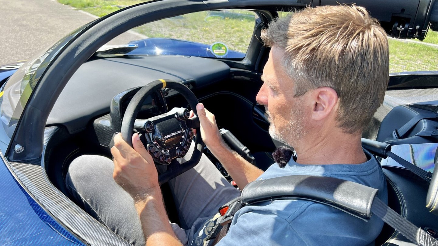 Sieht seltsam aus, passt aber zum Fahren ganz gut. Großer Mensch im engen Auto.
