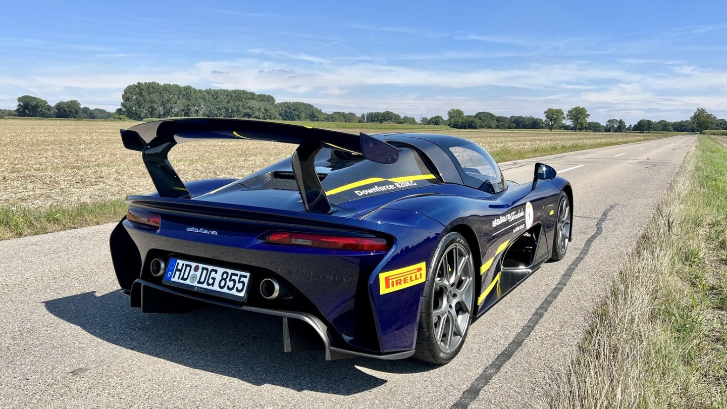 Das Auto. Ich. Und eine gesperrte Landstraße. Was für ein Spaß!