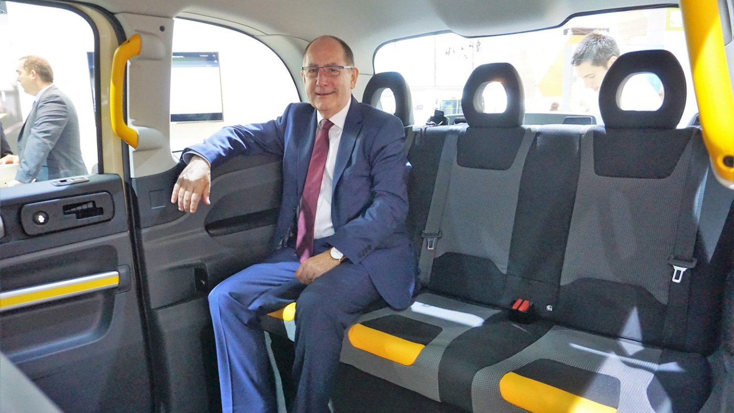 Taxi-Chef Chris Gubbey auf der Rücksitzbank seines elektrischen TX.