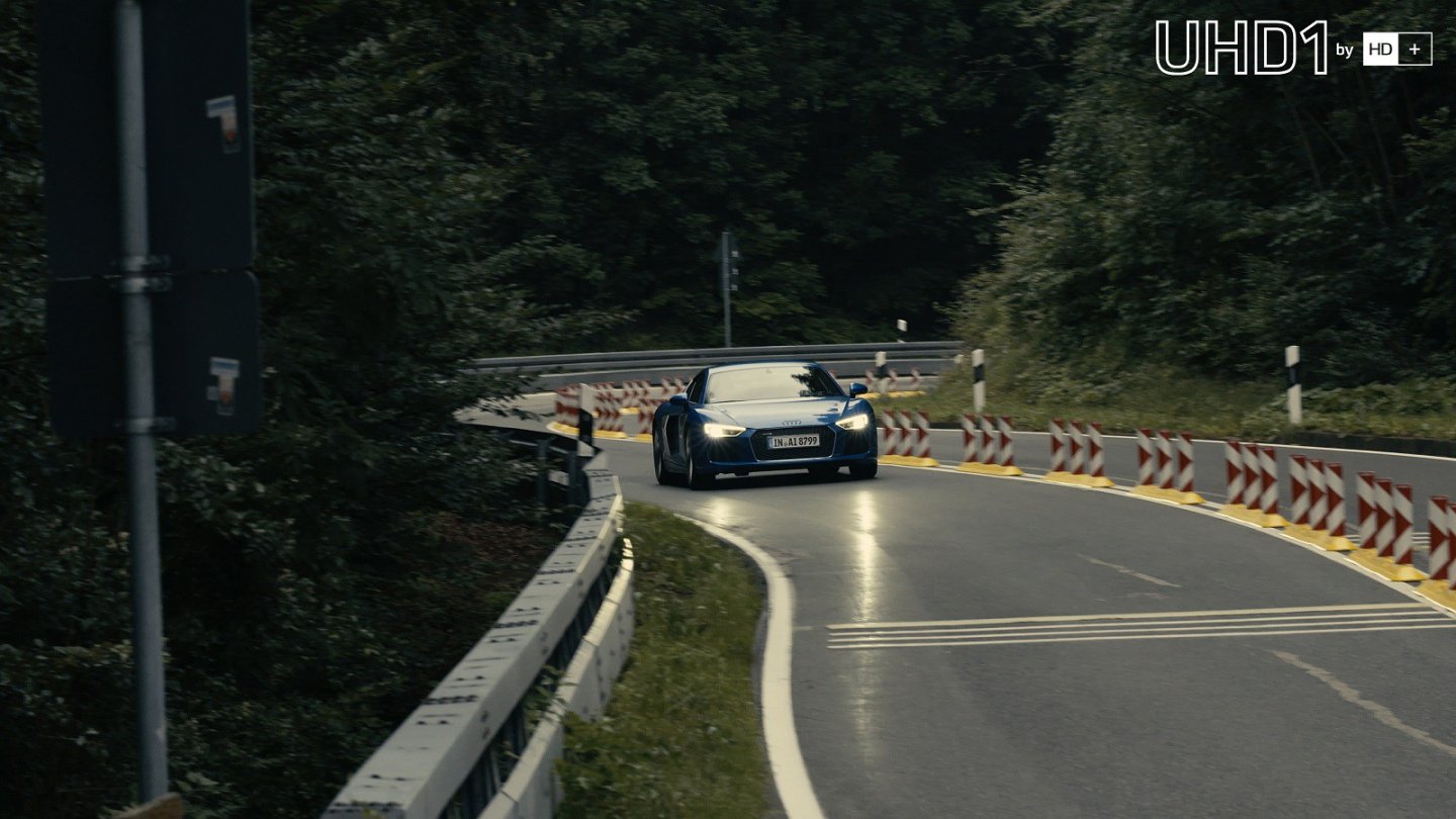 Die rot-weiße Streckenbegrenzung soll Motorradunfälle verhindern. Der Audi mit Mittelmotor muss sich nicht in die Kurve legen.