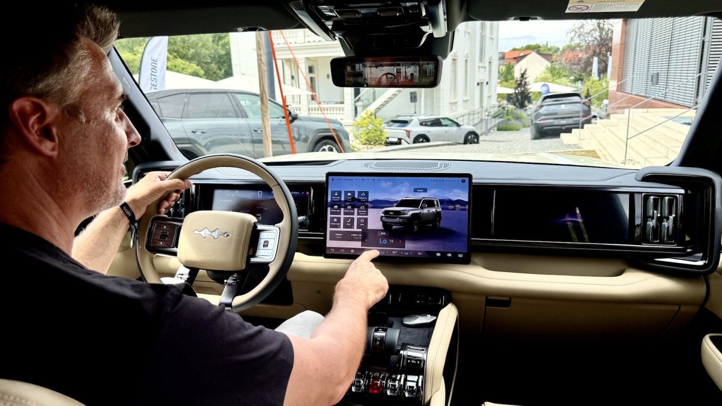 Große Displays, viele Schalter und edle Materialien im Cockpit des Bao 5.