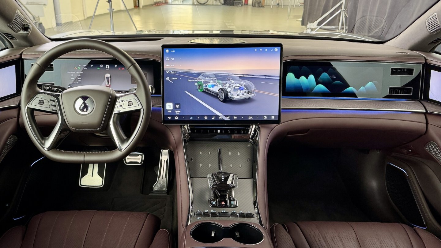 Rechts vom großen Infotainment-Bildschirm steckt ein Beifahrer-Display im Cockpit.