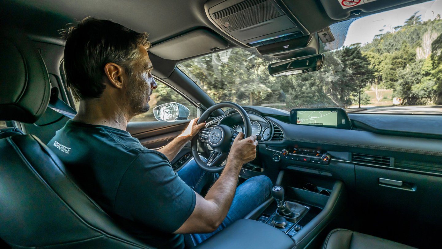 Auto und Fahrer werden im Mazda3 schnell eine Einheit.