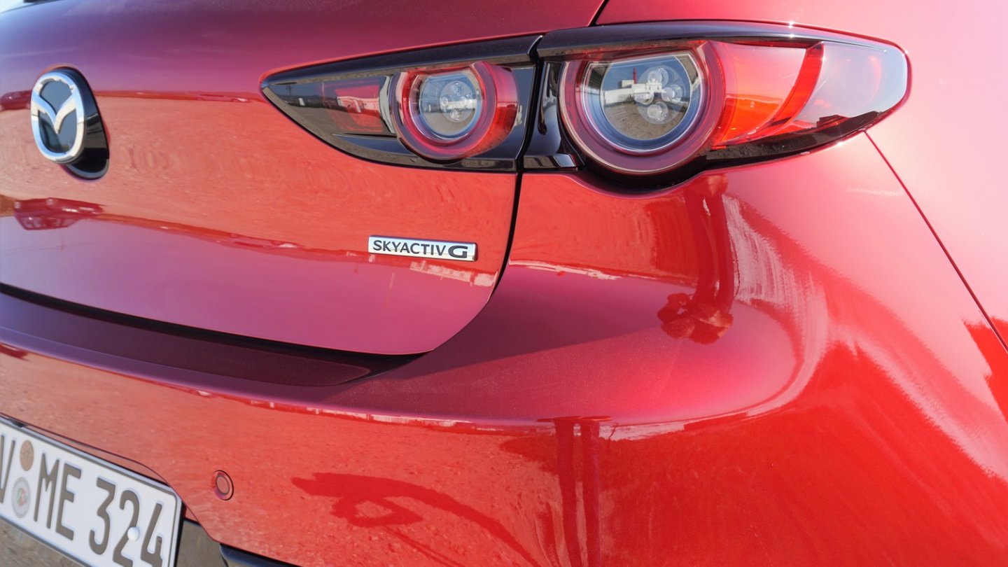 Der Skyactiv-G-Schriftzug ziert den Benziner.