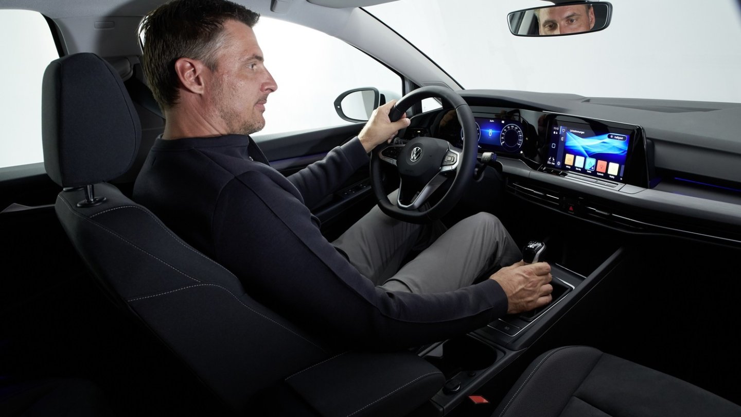 Das Cockpit im neuen Golf ist modern, wirkt aber sofort vertraut.