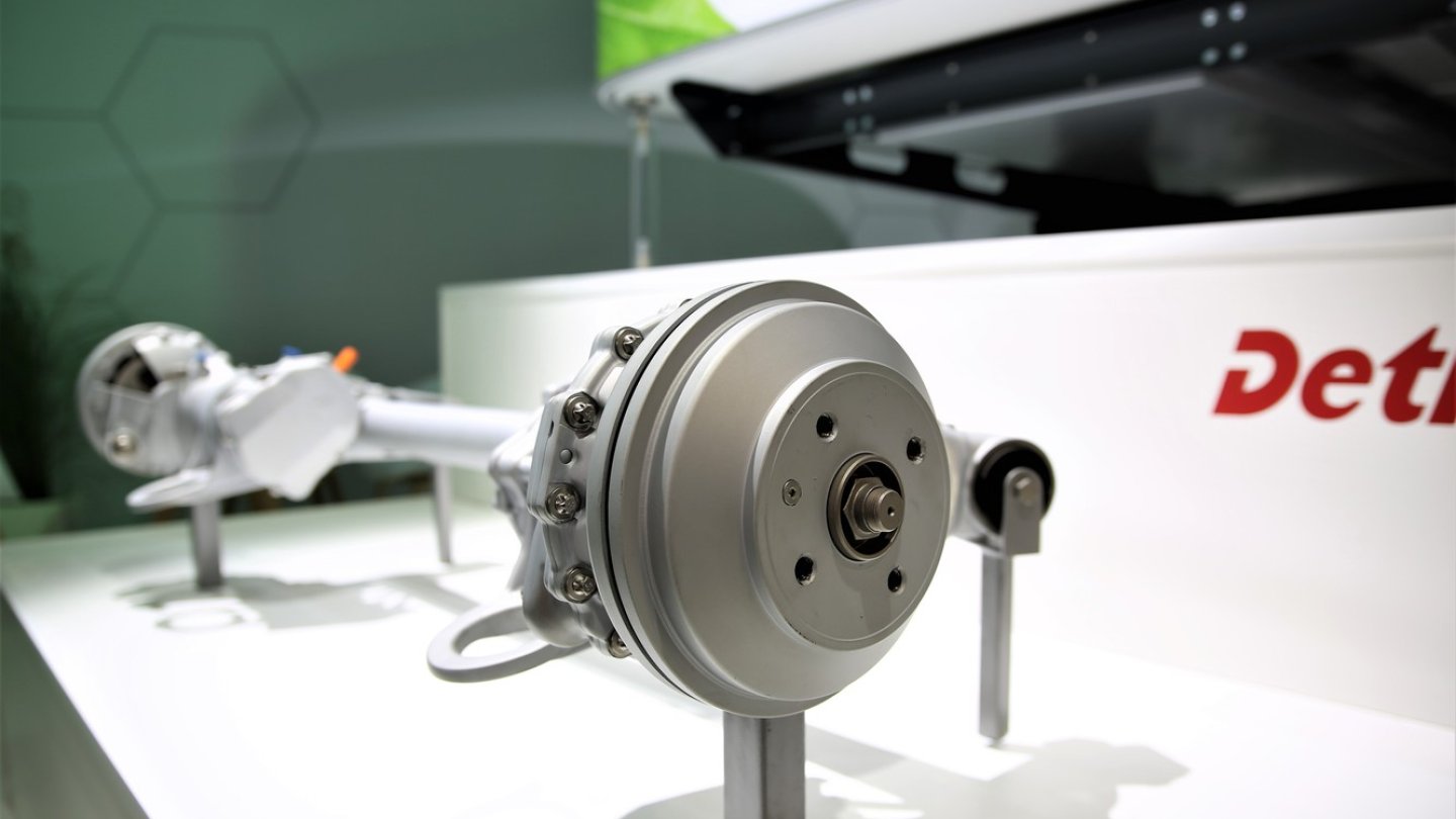 Zwei Elektromotoren an den Radnaben des Anhängers.