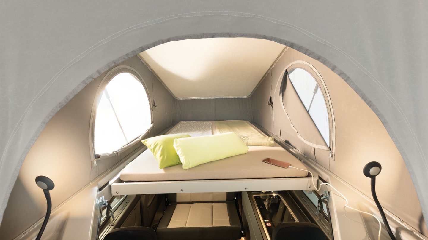 Das Bett im Aufstelldach misst 190 x 110 cm.