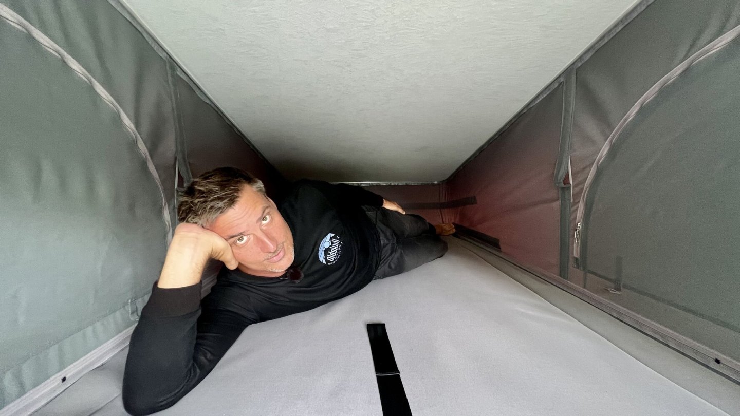 Das Bett im Dach bietet bequeme Tellerfedern.