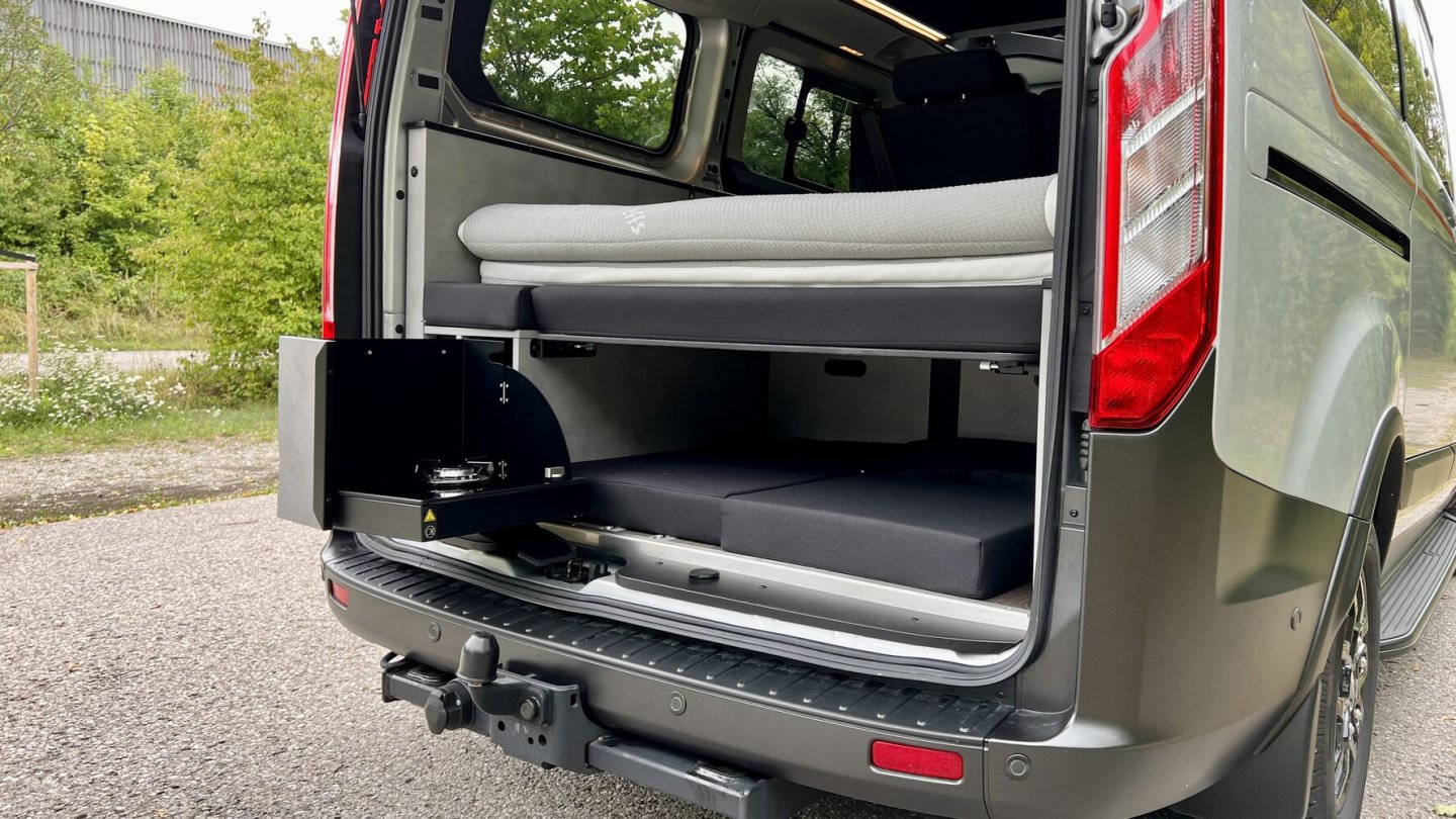 Der einflammige Gasherd ist im Heck ausziehbar.