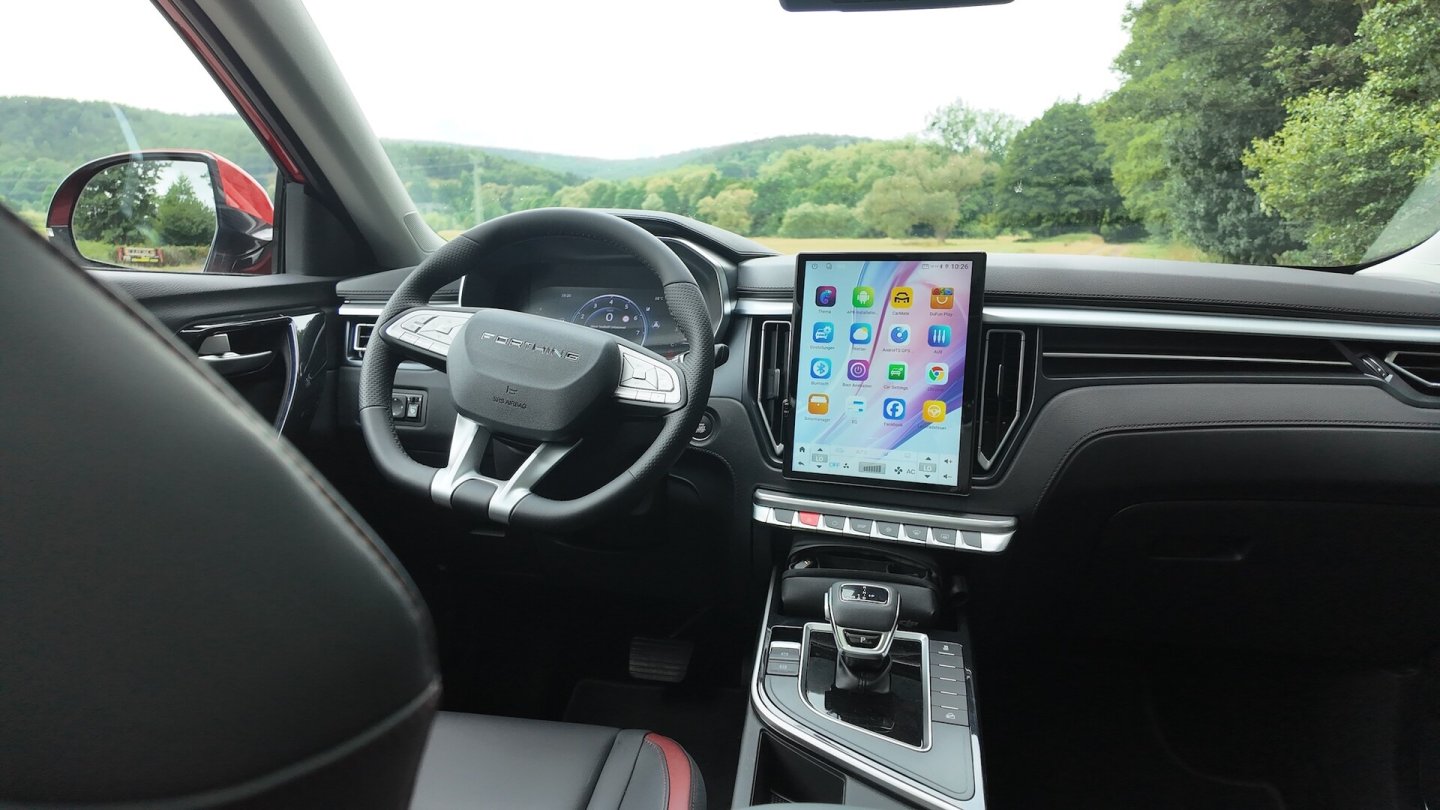 Das Touchscreen-Display steht hochkant im Cockpit des DFM Forthing 3.