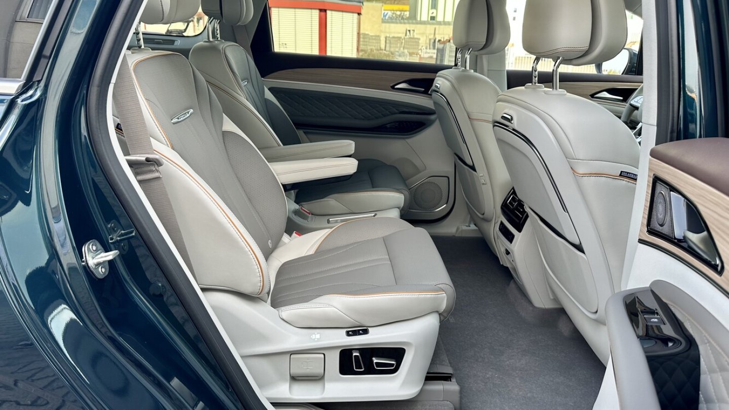 Bequeme Einzelsitze mit Heizung, Belüftung und elektrischer Verstellung im Fond.