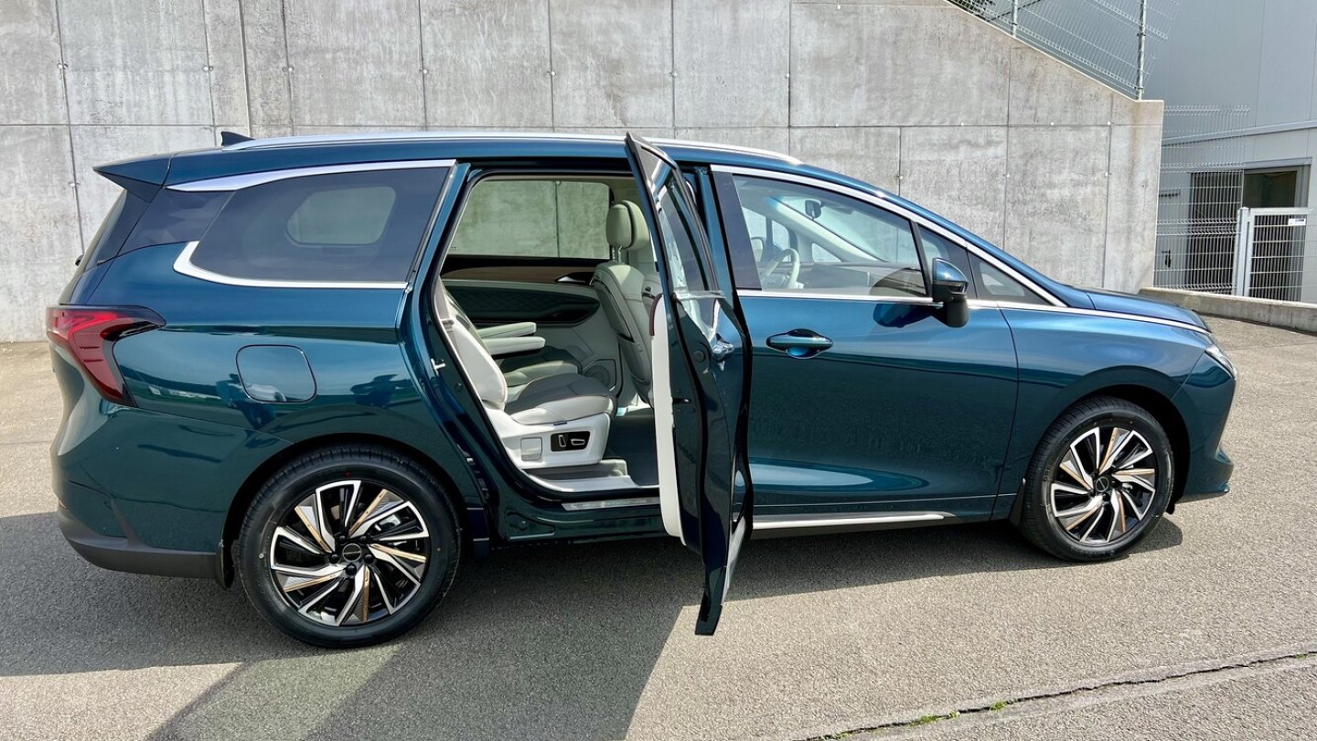 Große Türen, kleiner Preis: Der große Van kostet nur 30.995 Euro.