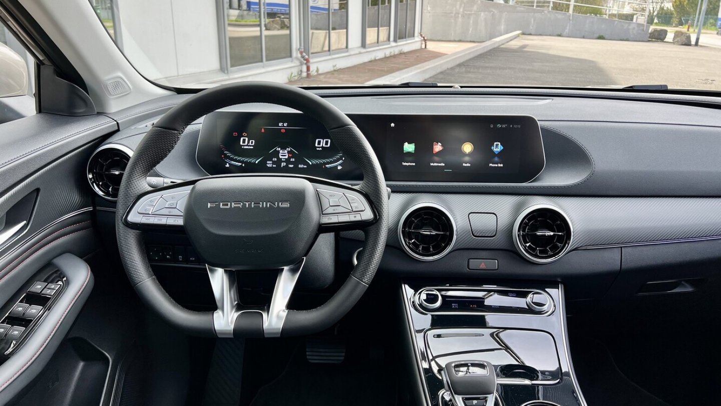 Modernes Cockpit mit großen Displays, aber nicht vollumfänglicher Connectivity.