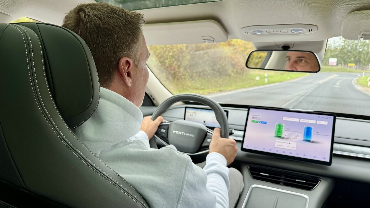 Das gut abgestimme Fahrwerk und der leise Innenraum wissen zu gefallen.