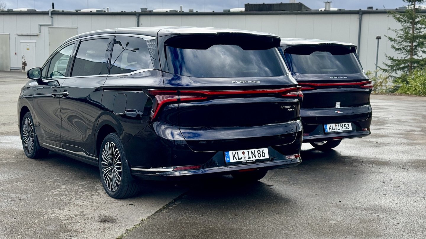 Optisch bis auf einen Schriftzug identisch: Rechts steht der DFM Forthing 9 als Vollhybrid.