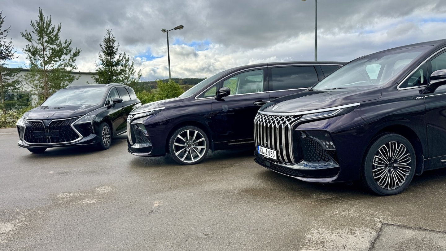 Ganz links im Bild: Der kleinere Forthing 4 U-Tour. Er ist als Benziner und als Plug-in Hybrid zu haben.