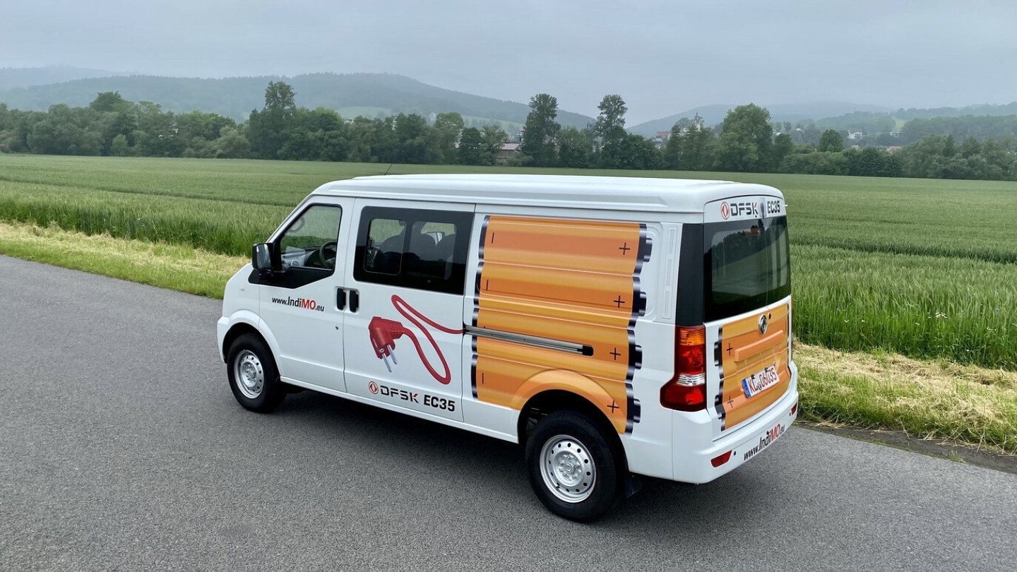 Der teilverglaste Aufbau mit Rücksitzbank kostet keinen Aufpreis.