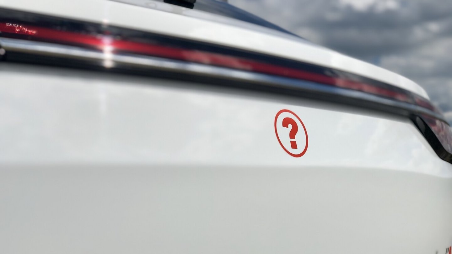 Am Heck des Testwagens prangte ein Fragezeichen anstelle des Schriftzugs.