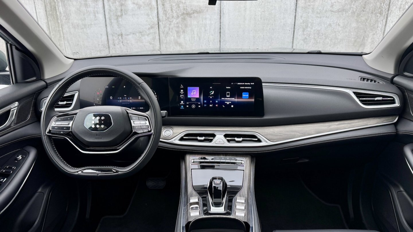 Das Cockpit des DFSK Fengon E5 entspricht, bis auf Details wie das Logo, dem des Fengon 600.