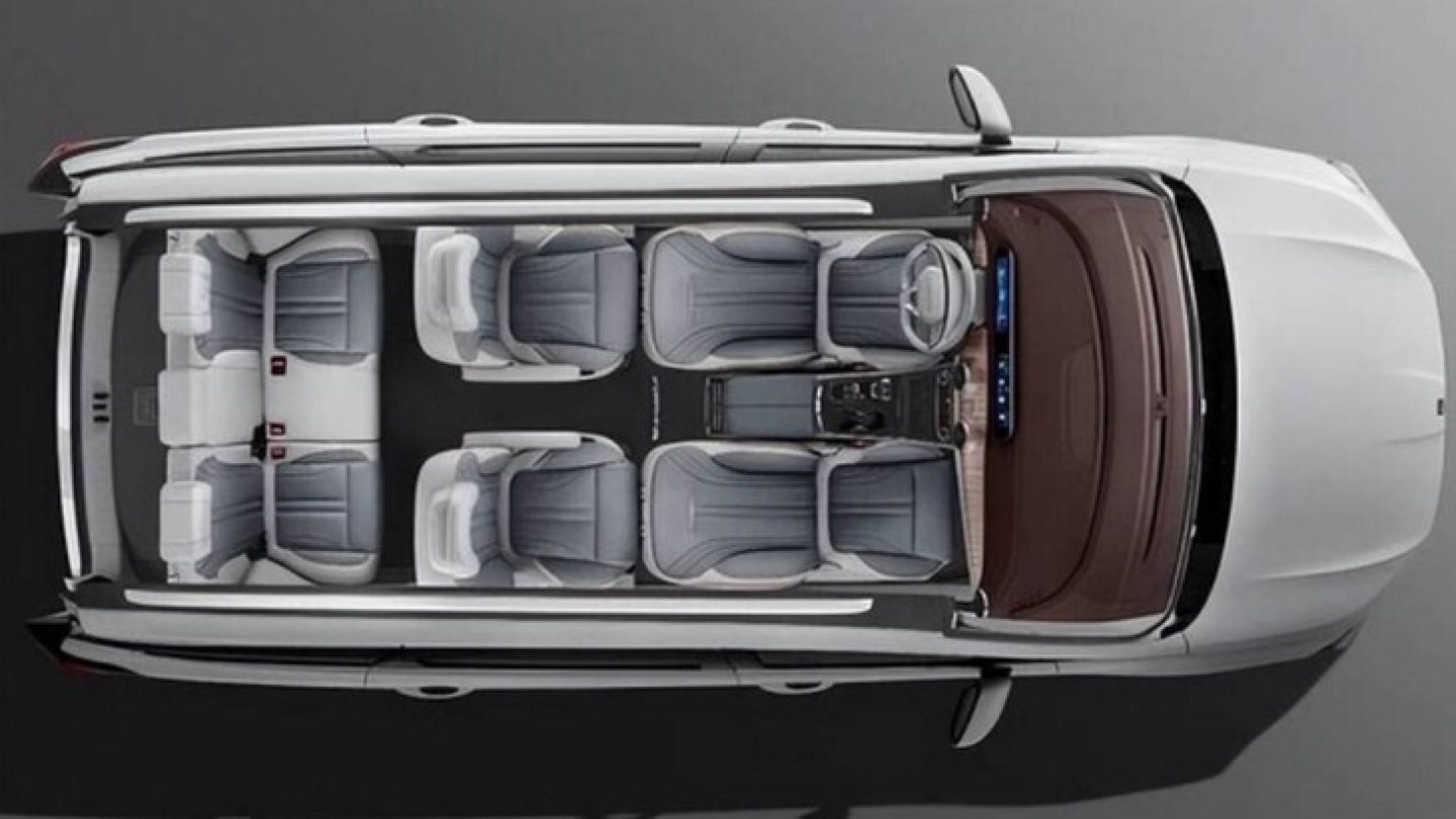 Die Dreierbank ganz hinten soll sich in den Boden falten lassen.