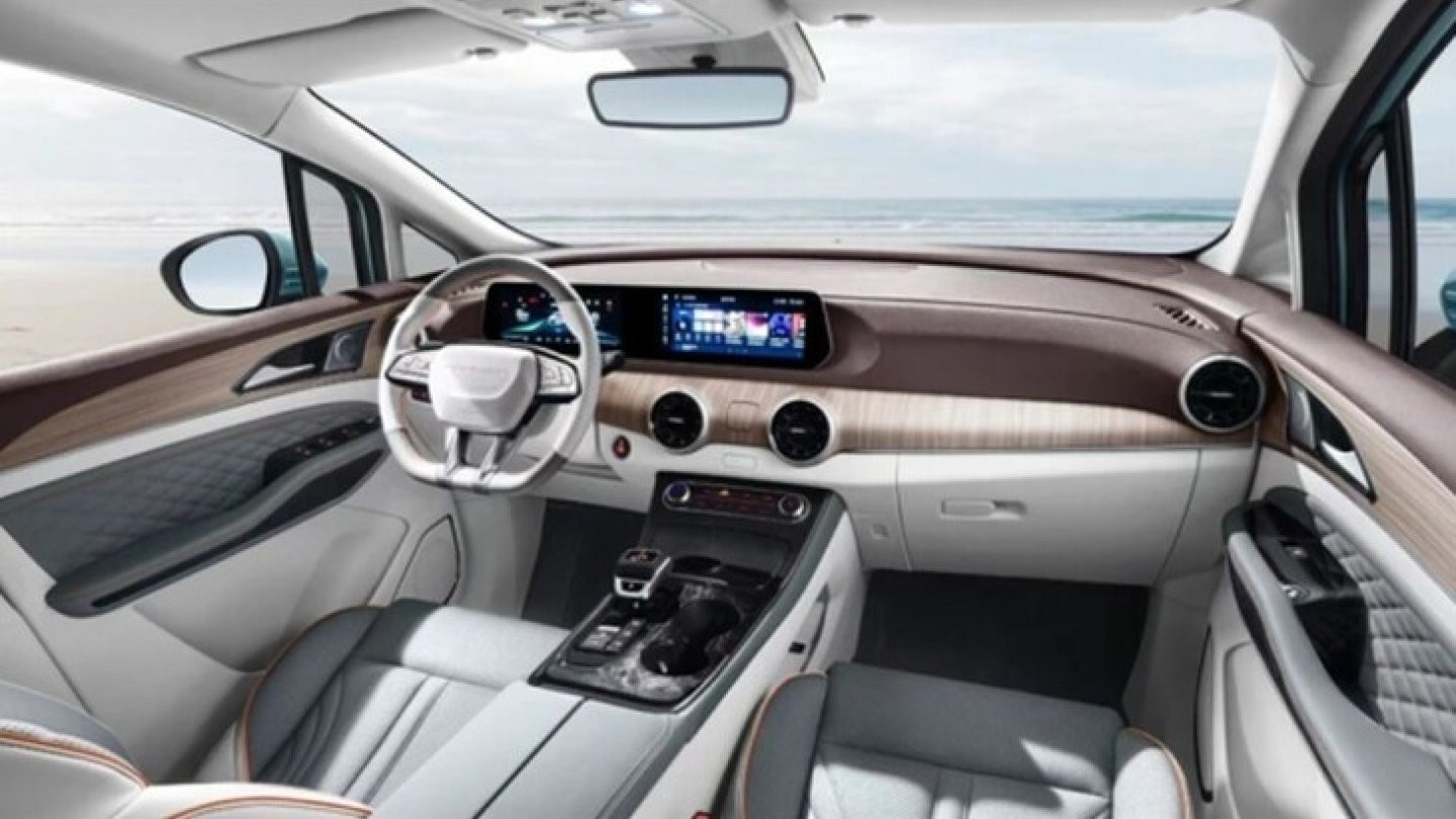 Im Cockpit zeigt sich eine breite Mittelkonsole.