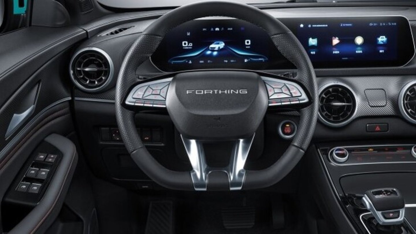 Das Lenkrad hat physische Tasten, die Instrumente sind digital.