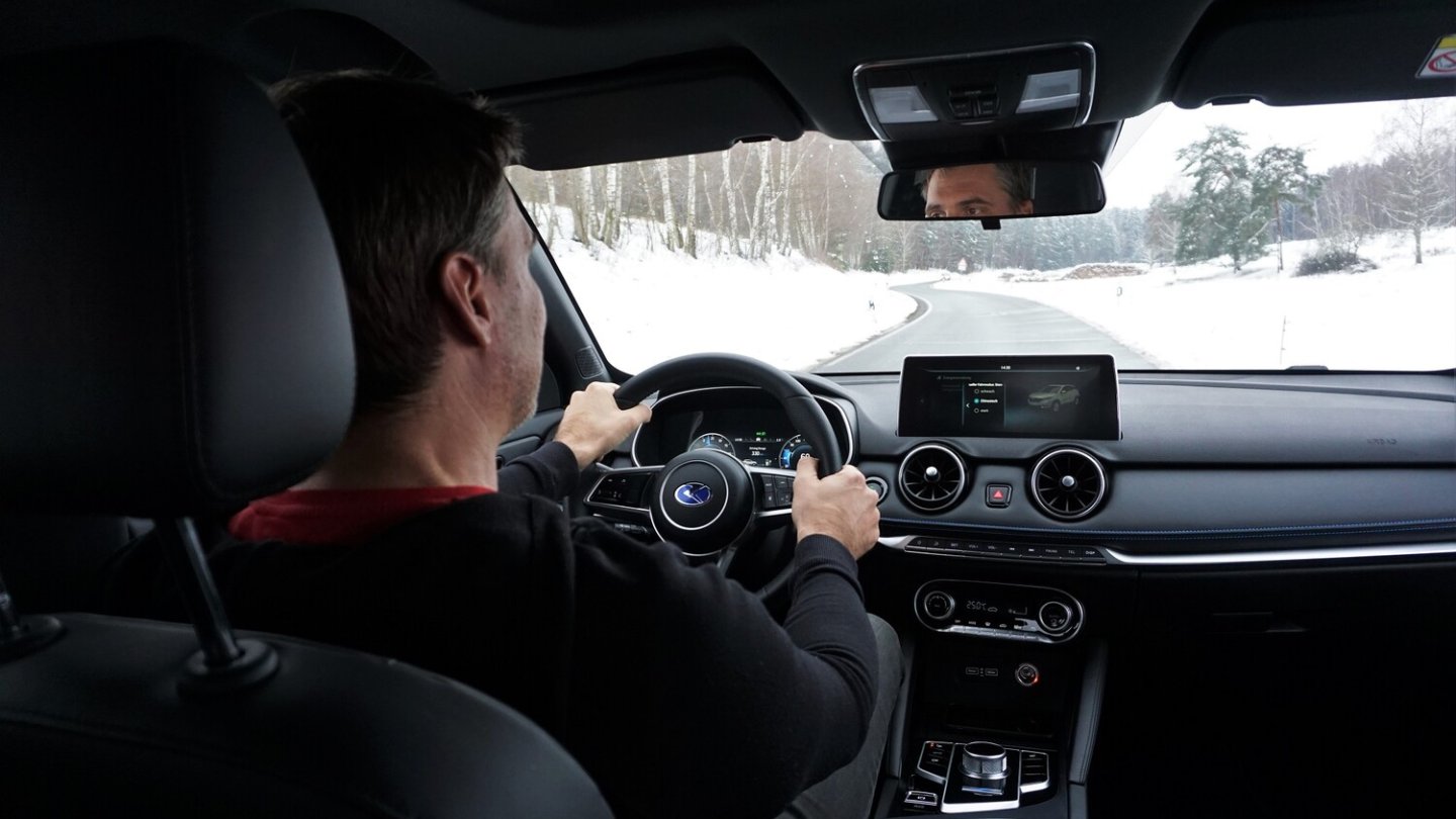 Gute Fahrwerksabstimmung, etwas diffuse Lenkung.