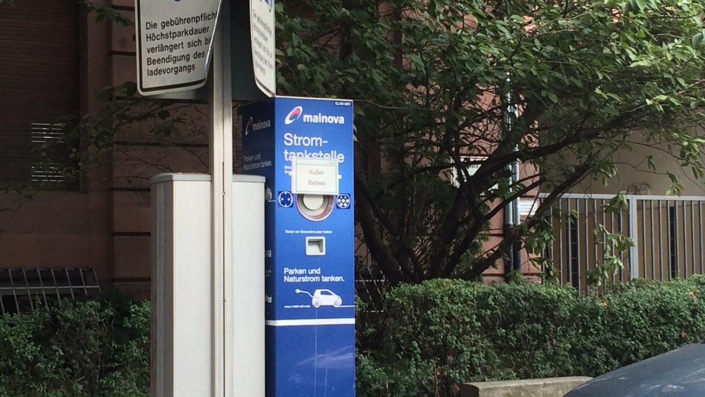 Auf der Messe schöne neue Welt, draußen ohne Anschluss: Elektroautos