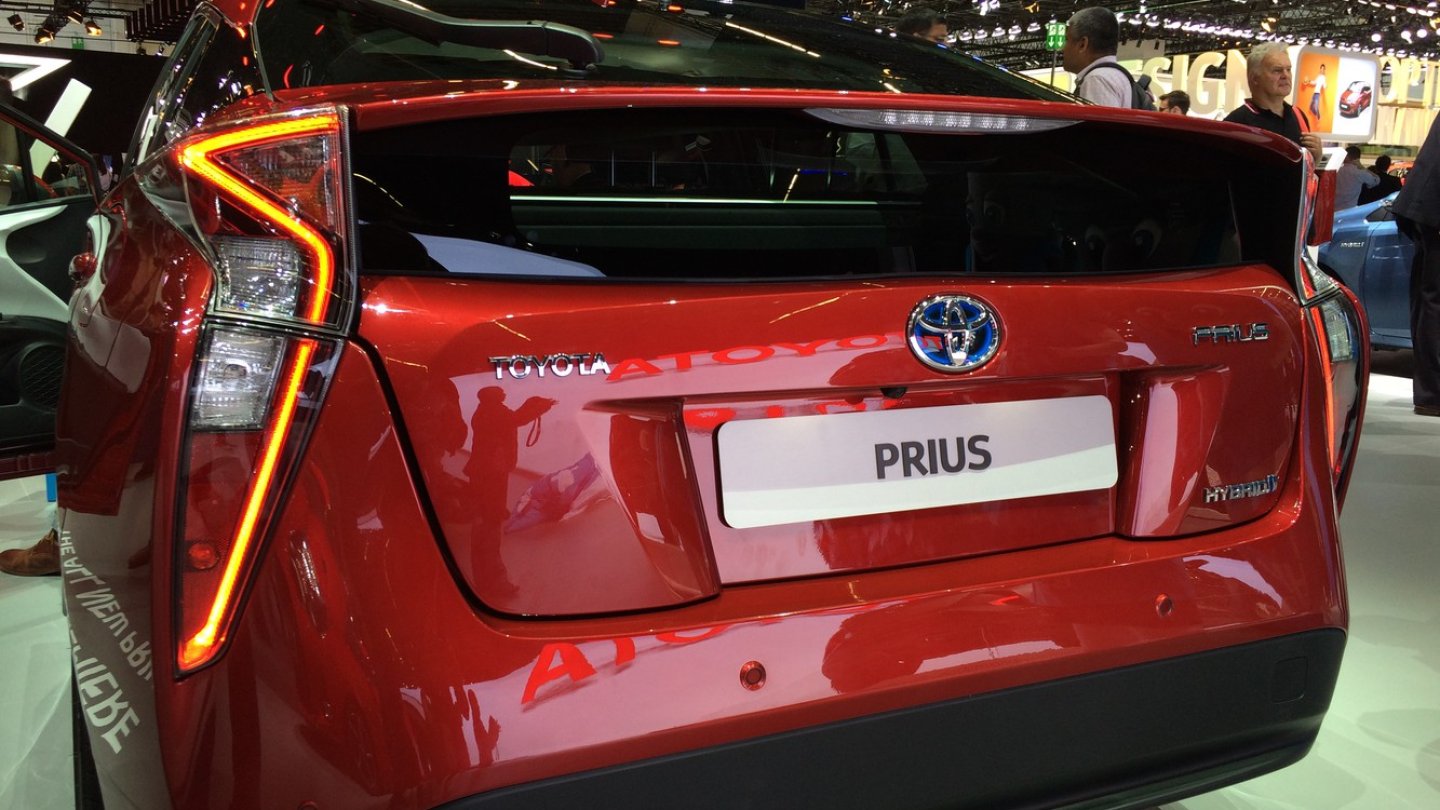 Zeigen wir ihn lieber mal von hinten: Der neue Toyota Prius
