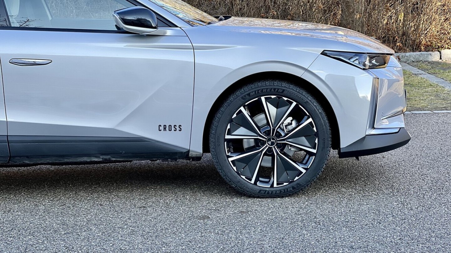 Trotz großer Räder bietet der DS 4 mit Active Scan Suspension hervorragenden Federungskomfort.