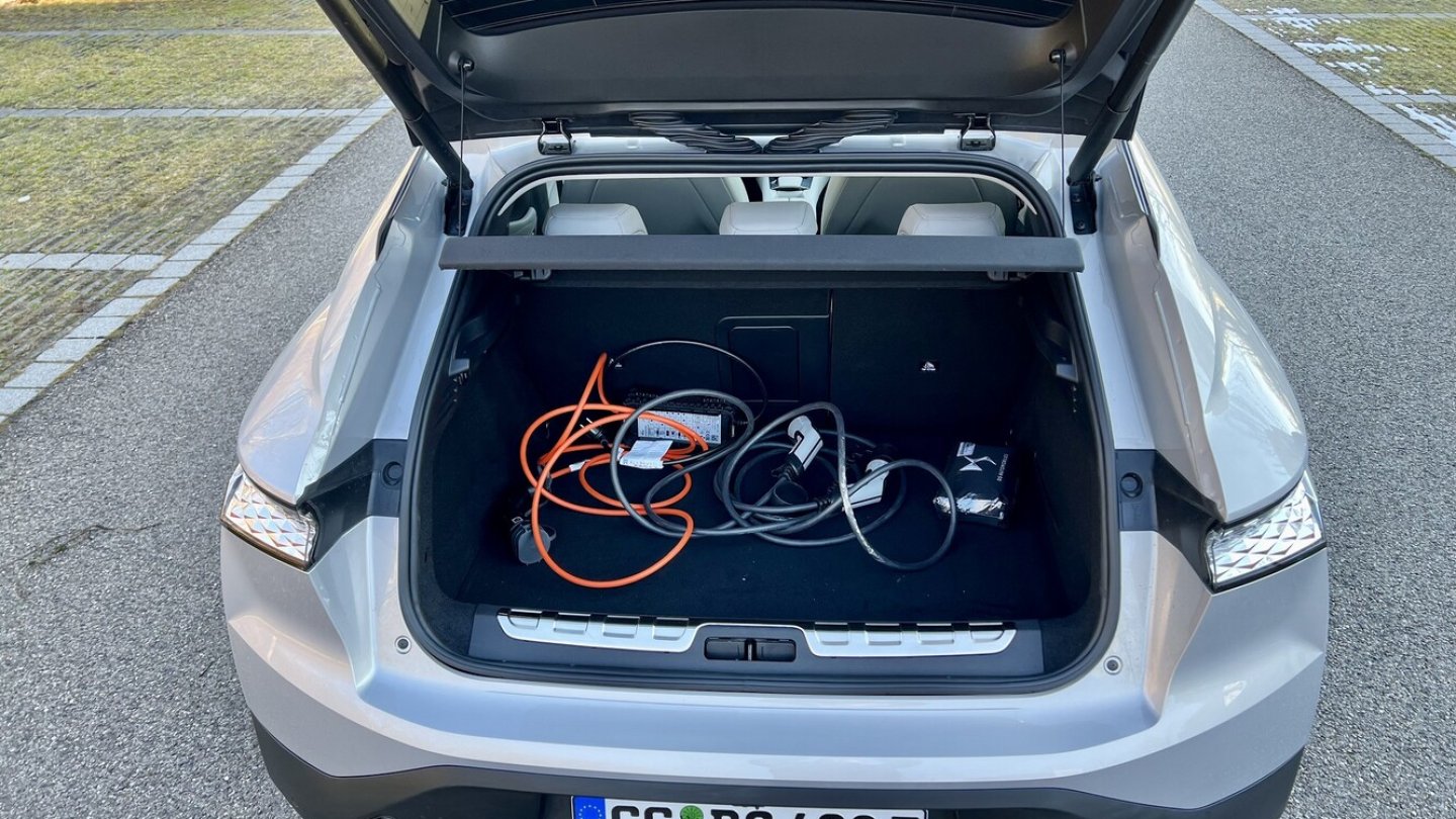 Ein extra Fach für die Ladekabel gibt es leider nicht.