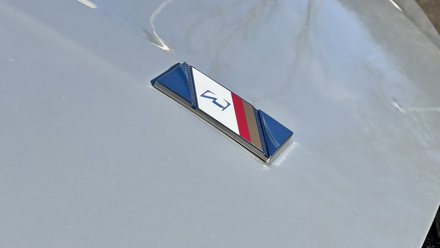 Das E-Tense Logo prangt auf der Motorhaube des DS 4.