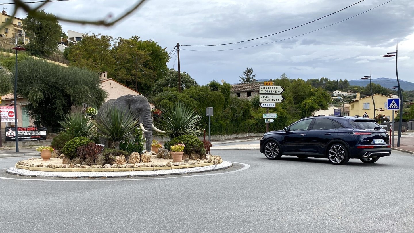 Der DS7 E-Tense 4x4 360 kostet 4.200 Euro mehr als die Version mit 300 PS Systemleistung.