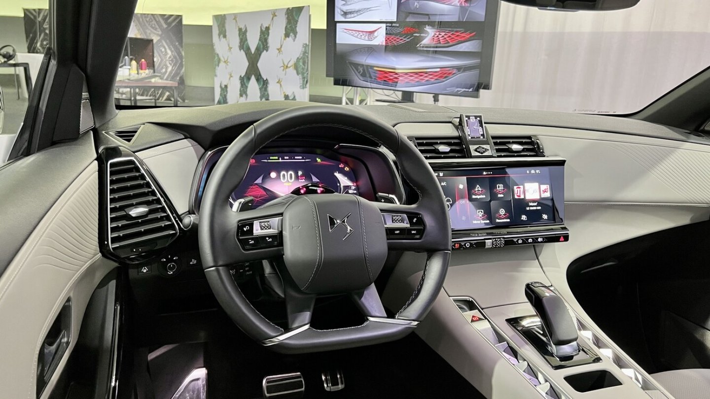 Das weiterhin 12 Zoll große Display dient der Anzeige und Bedienung eines neuen Infotainmentsystems.